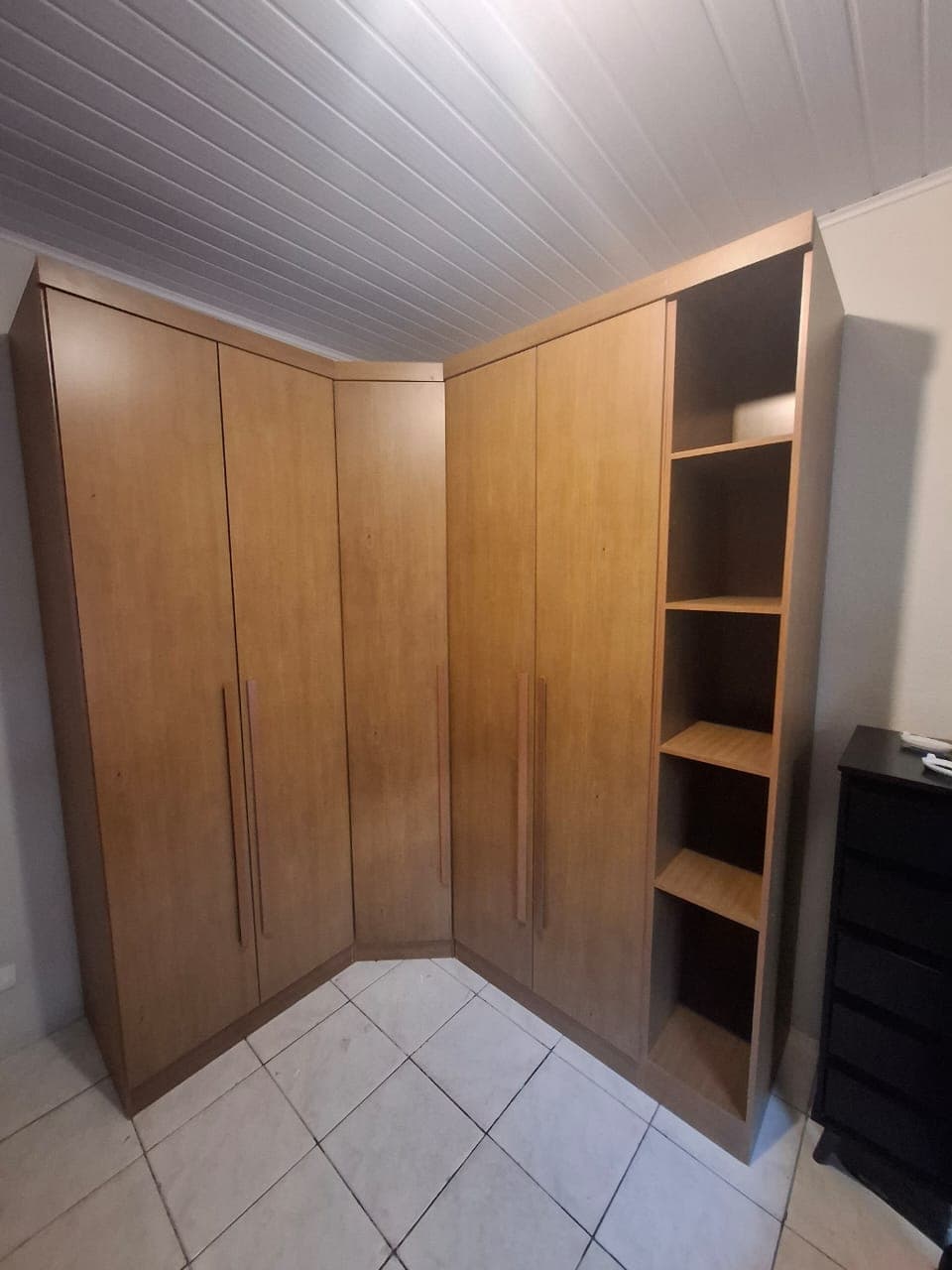 Guarda-roupa de canto amadeirado com seis portas e nicho lateral de prateleiras